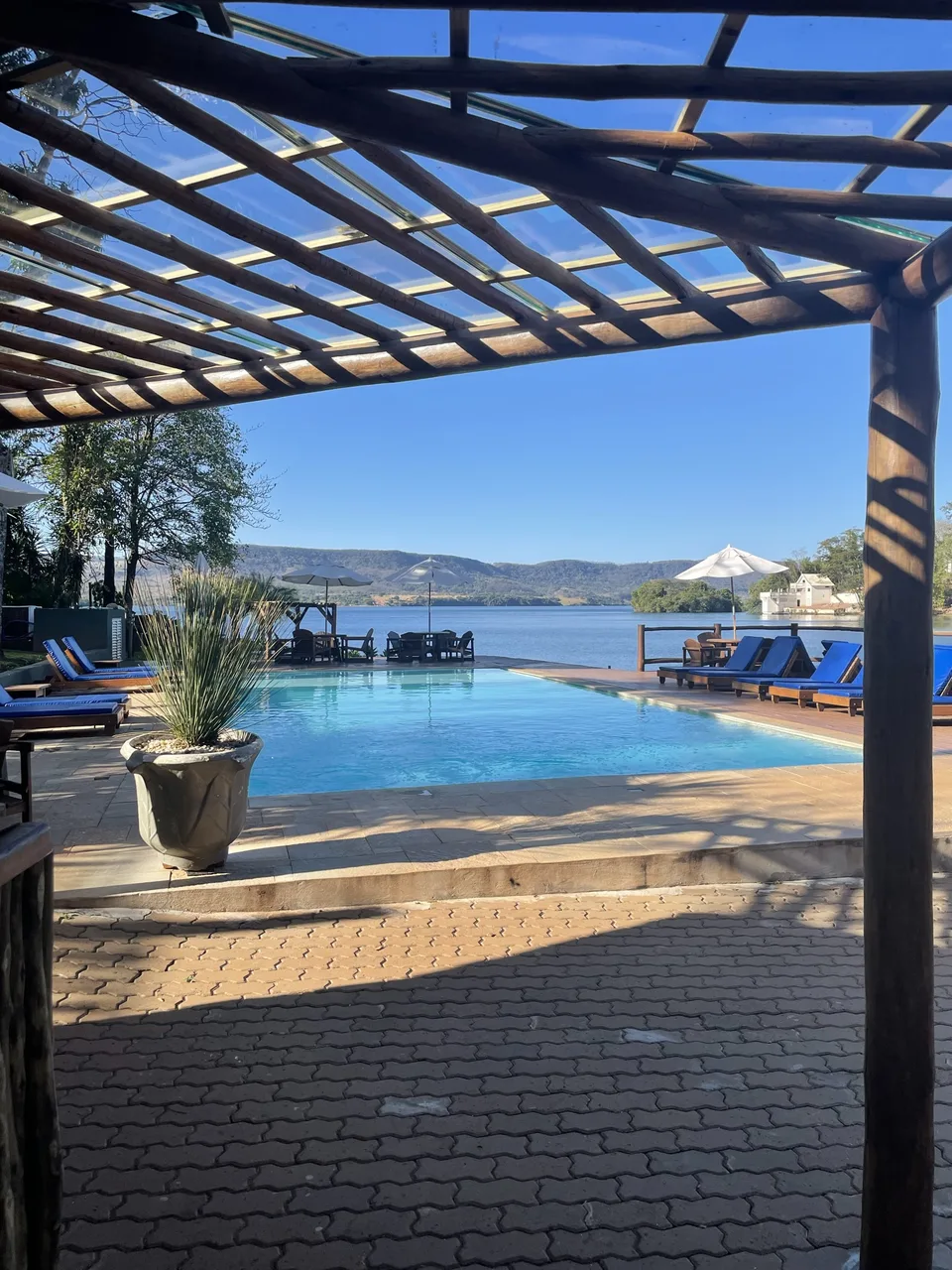 Piscina à beira da represa em Rifaina